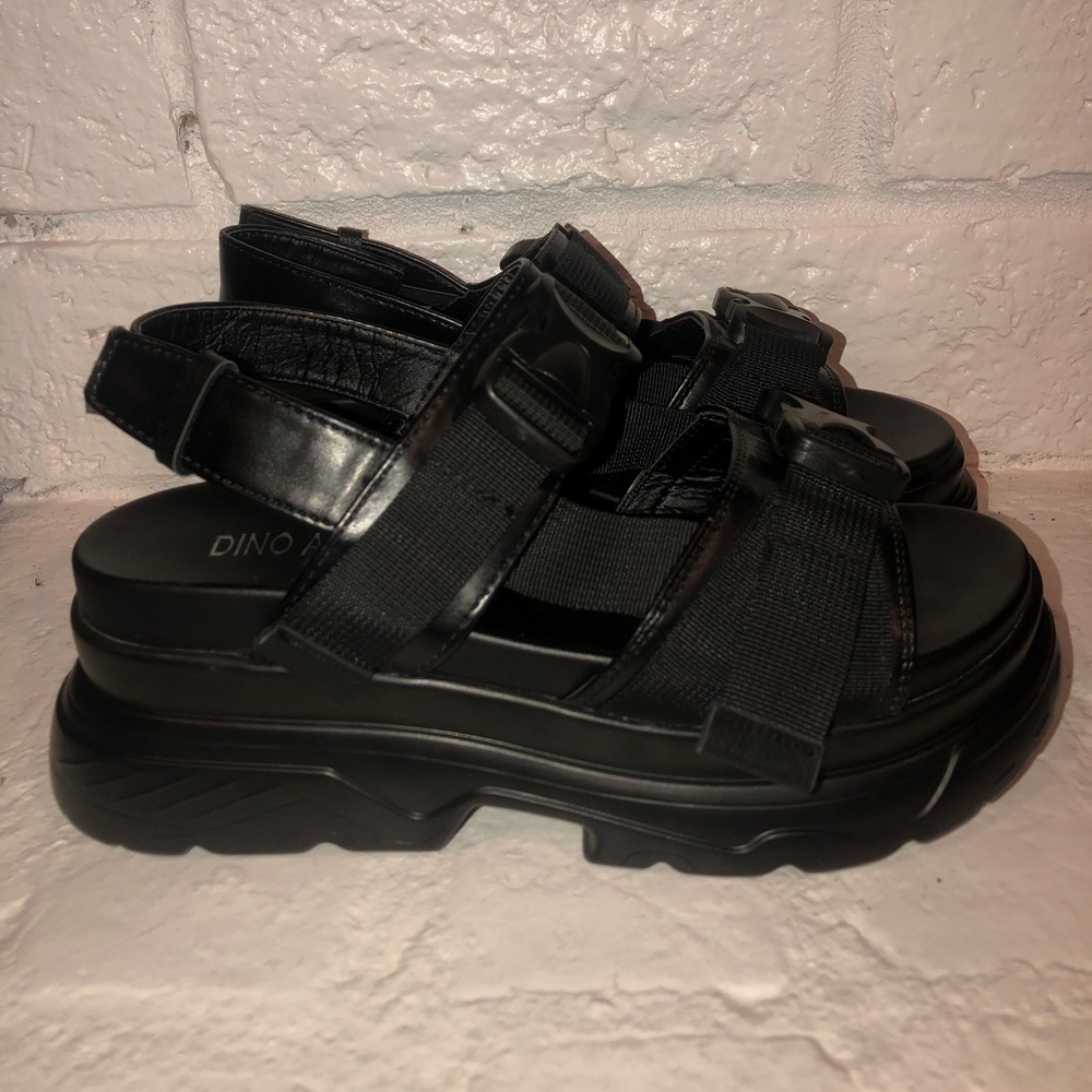 Release buckle platform sandals